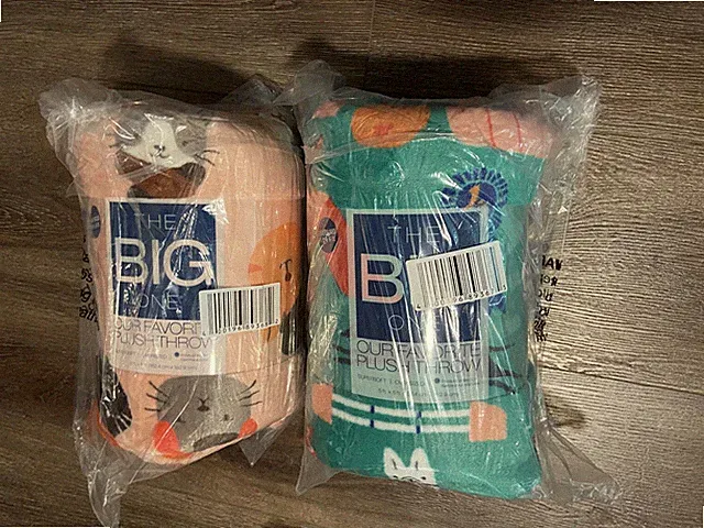 NWT The Big One Cats or Dogs oversized supersoft plush throw blanket 5ft X 6ft