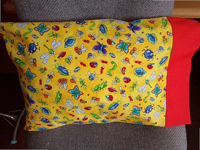 TRAVEL SIZE PILLOWCASE 2 SIDED COLORFUL BUGS PLUS TOSS/RED CUFF 14X20 #182
